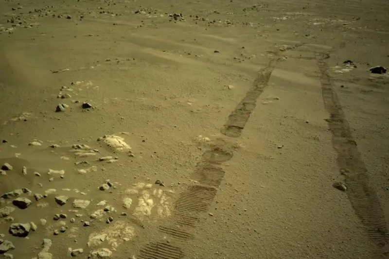 El rover Perseverance de la NASA sobre la superficie rocosa de Marte.