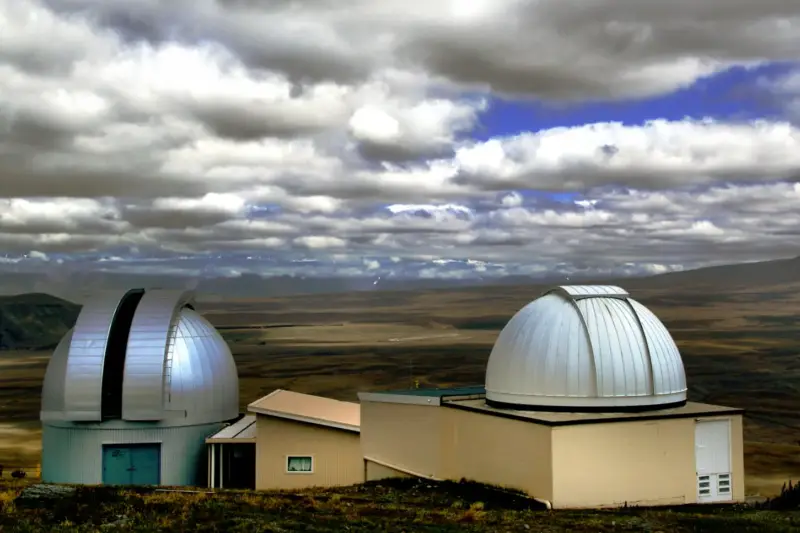 Cúpula de un observatorio astronómico de montaña bajo un cielo estrellado nocturno