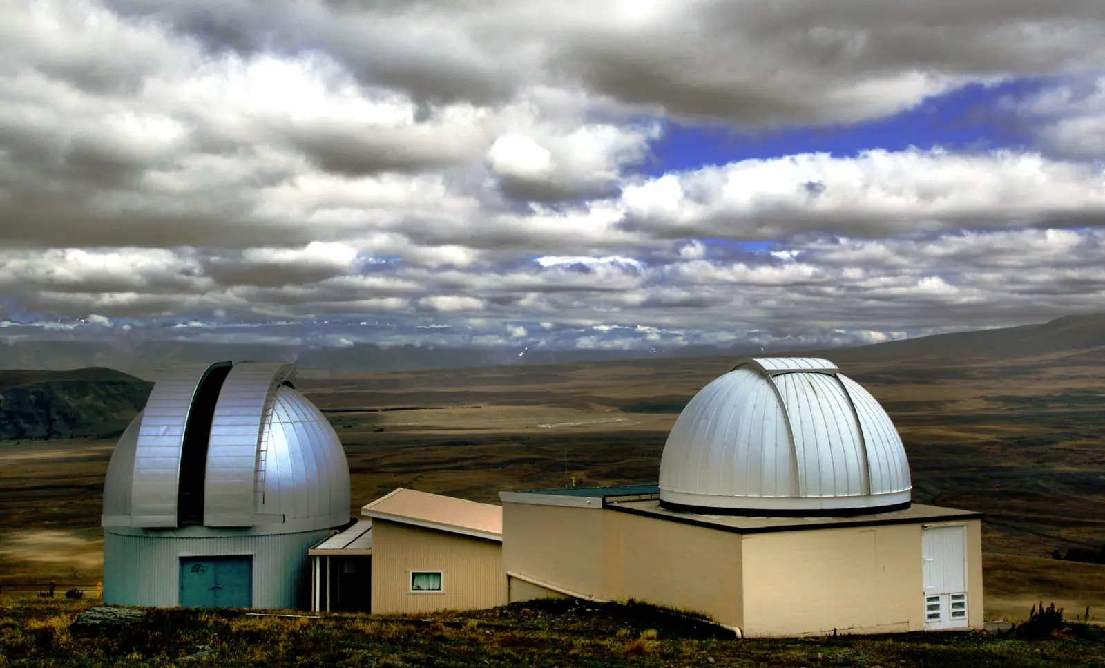 Cúpula de un observatorio astronómico de montaña bajo un cielo estrellado nocturno