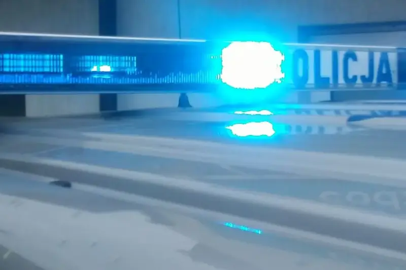 Agentes de la Policía Local atienden a una bebé tumbada en la calle junto a un vehículo policial