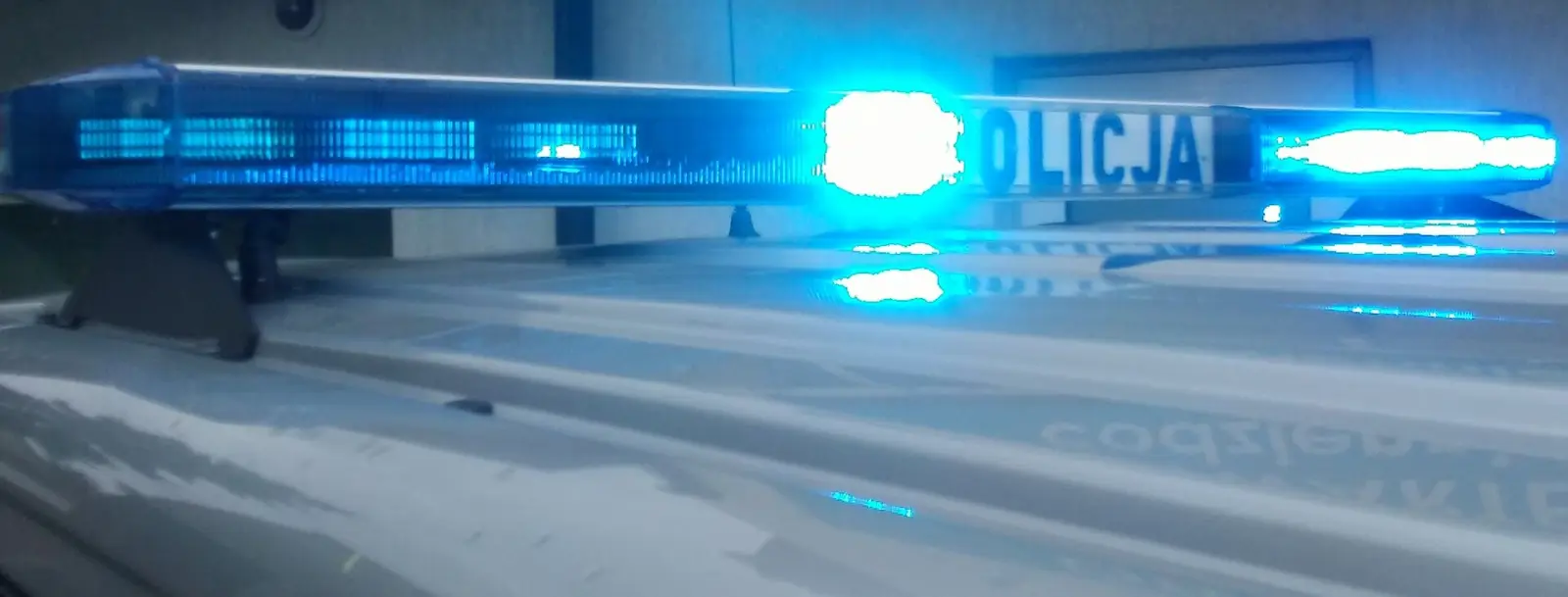 Agentes de la Policía Local atienden a una bebé tumbada en la calle junto a un vehículo policial