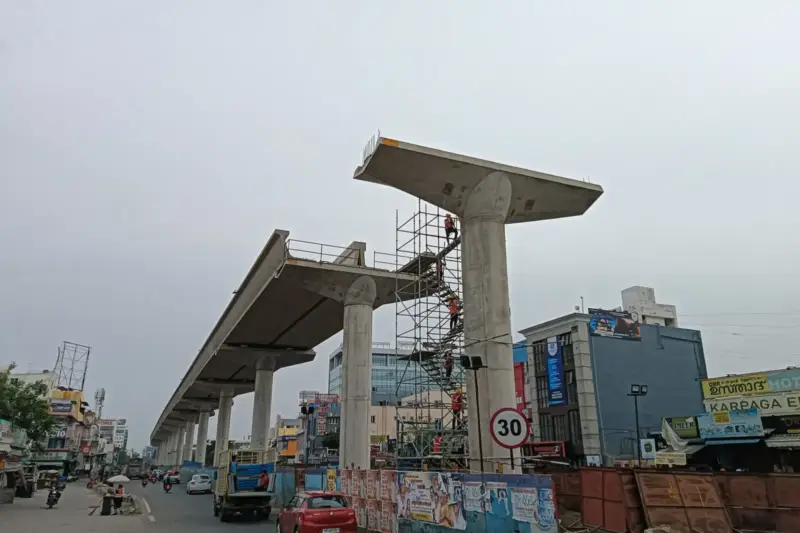 Equipo de rescate trabajando con cuidado sobre un bloque de concreto endurecido en una obra al atardecer.