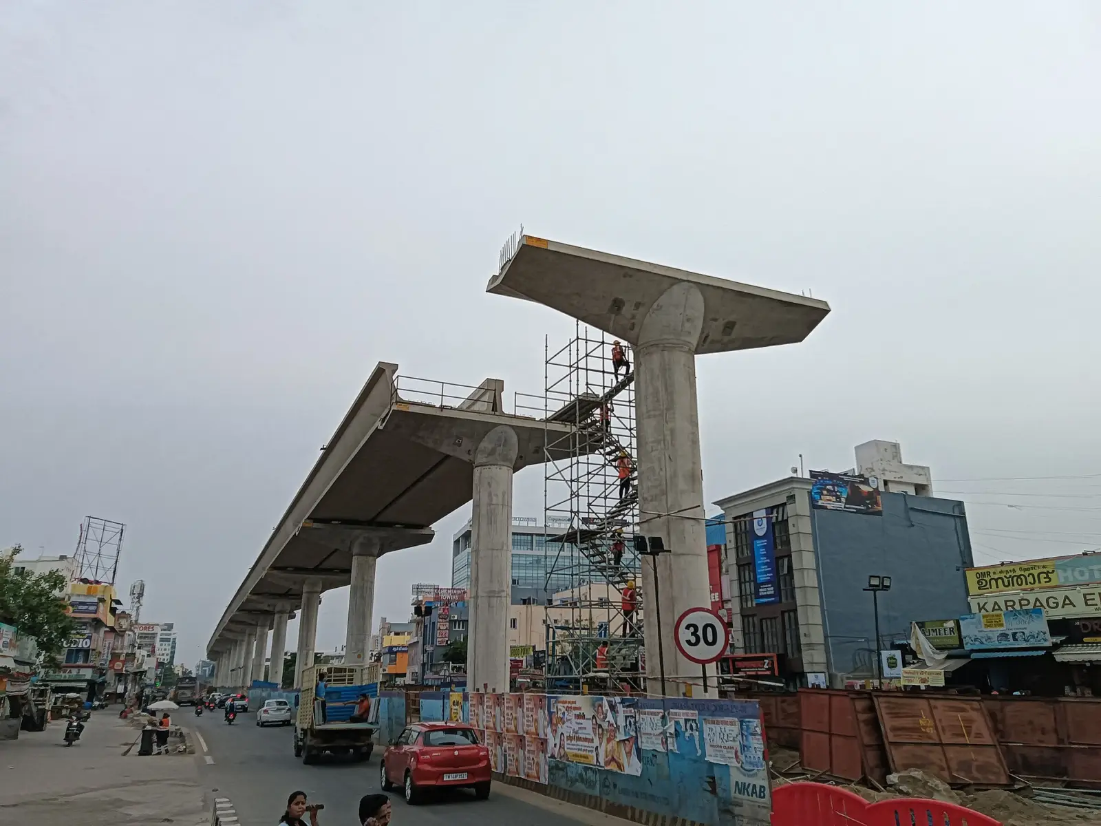 Equipo de rescate trabajando con cuidado sobre un bloque de concreto endurecido en una obra al atardecer.