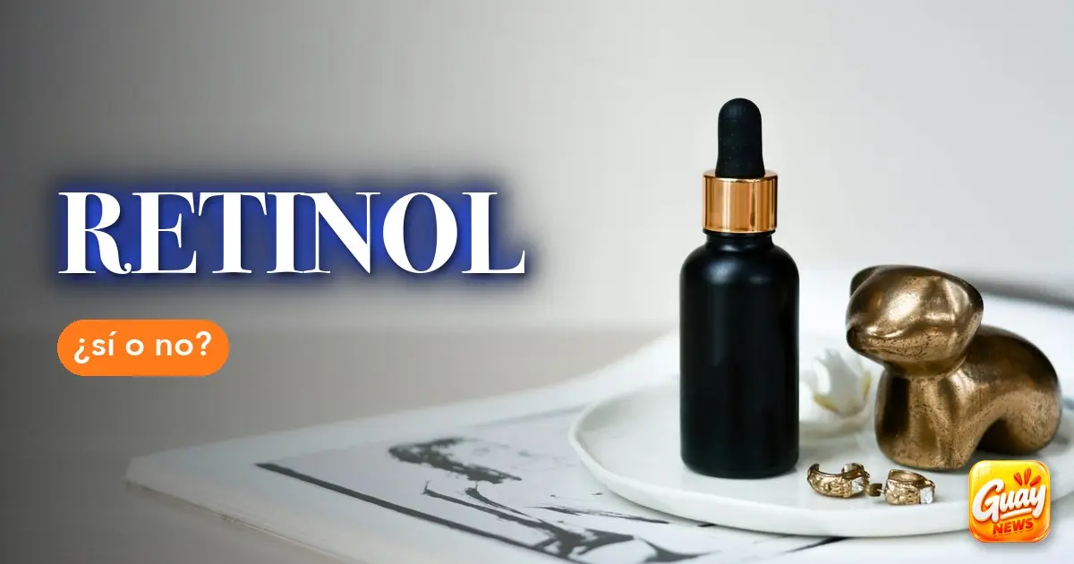 Frasco cuentagotas de sérum de retinol en una repisa del baño de noche