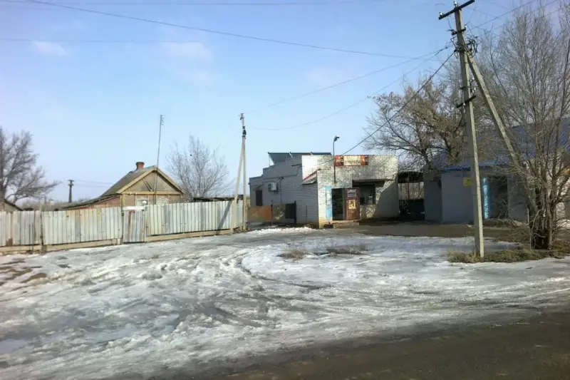 Fachada de una pequeña tienda de pueblo en una calle tranquila de un municipio rural.