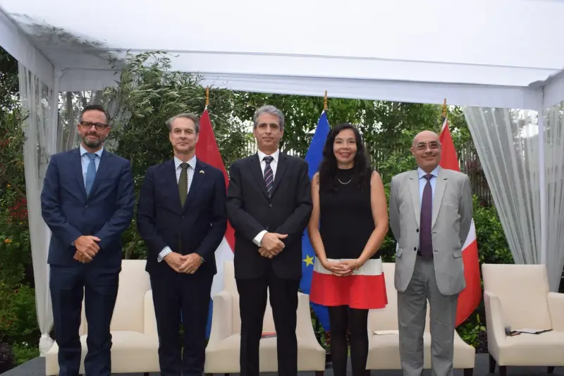Paneles solares y aerogeneradores en un paisaje natural de Perú bajo un cielo despejado