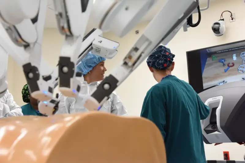 Quirófano con robot quirúrgico y equipo médico durante una intervención de trasplante renal.