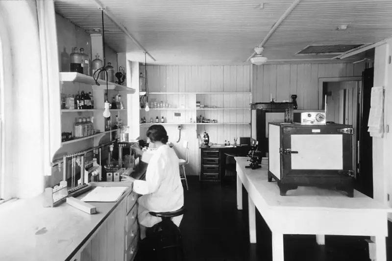 Técnico de laboratorio con una vacuna en un hospital