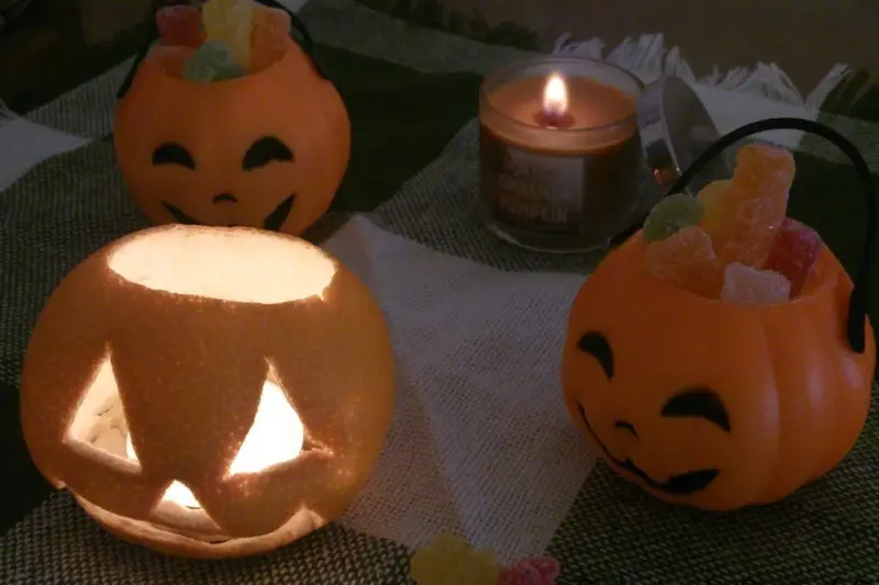 Velas LED flotantes colgadas del techo con varita mágica, ambientando una sala para Halloween