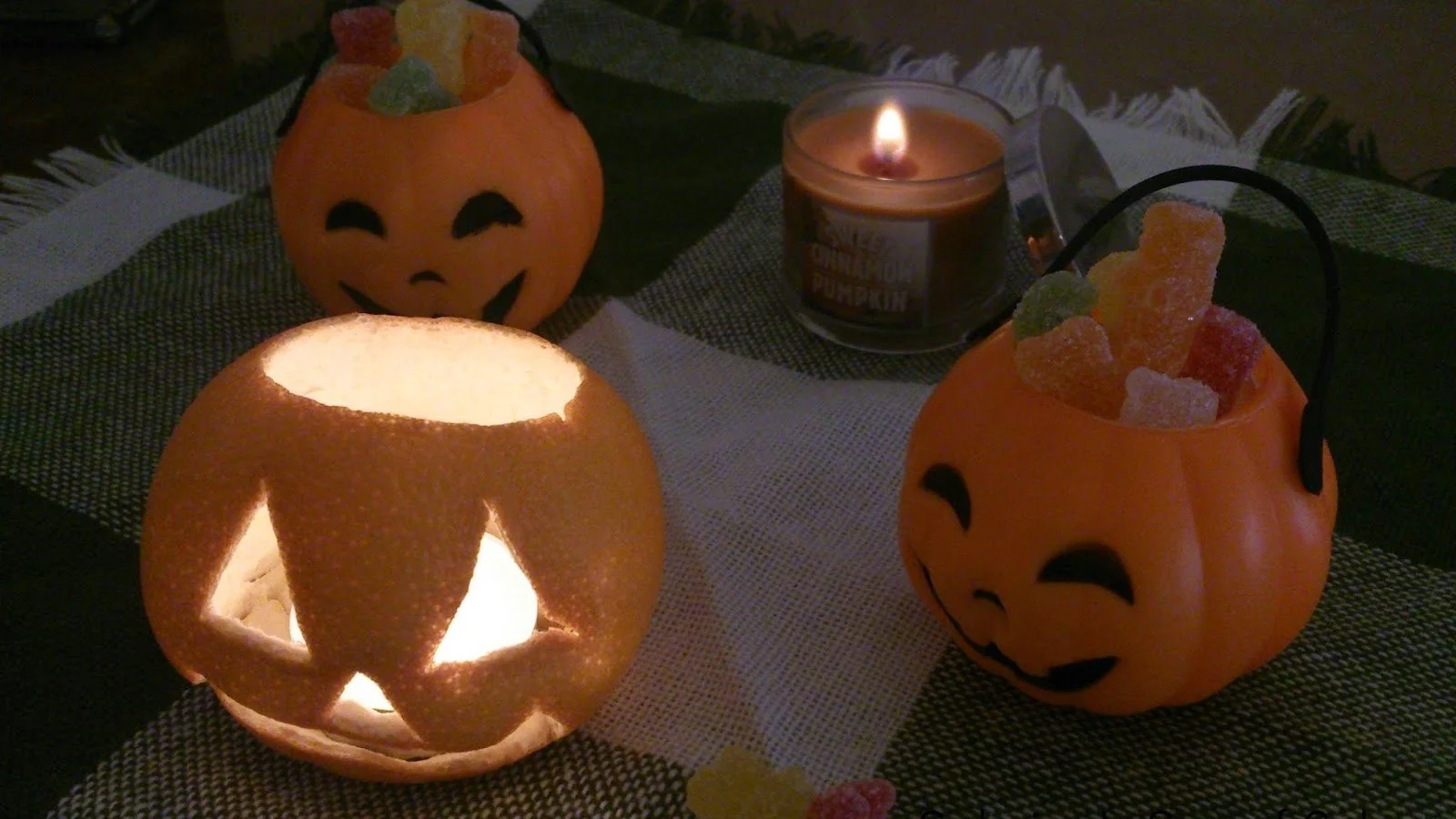 Velas LED flotantes colgadas del techo con varita mágica, ambientando una sala para Halloween
