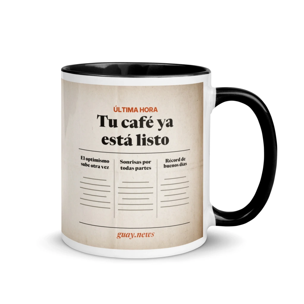 Taza periódico Edición Especial de GUAY.news de 11 oz (325 ml) con interior negro, lado de «Última hora: tu café ya está listo»