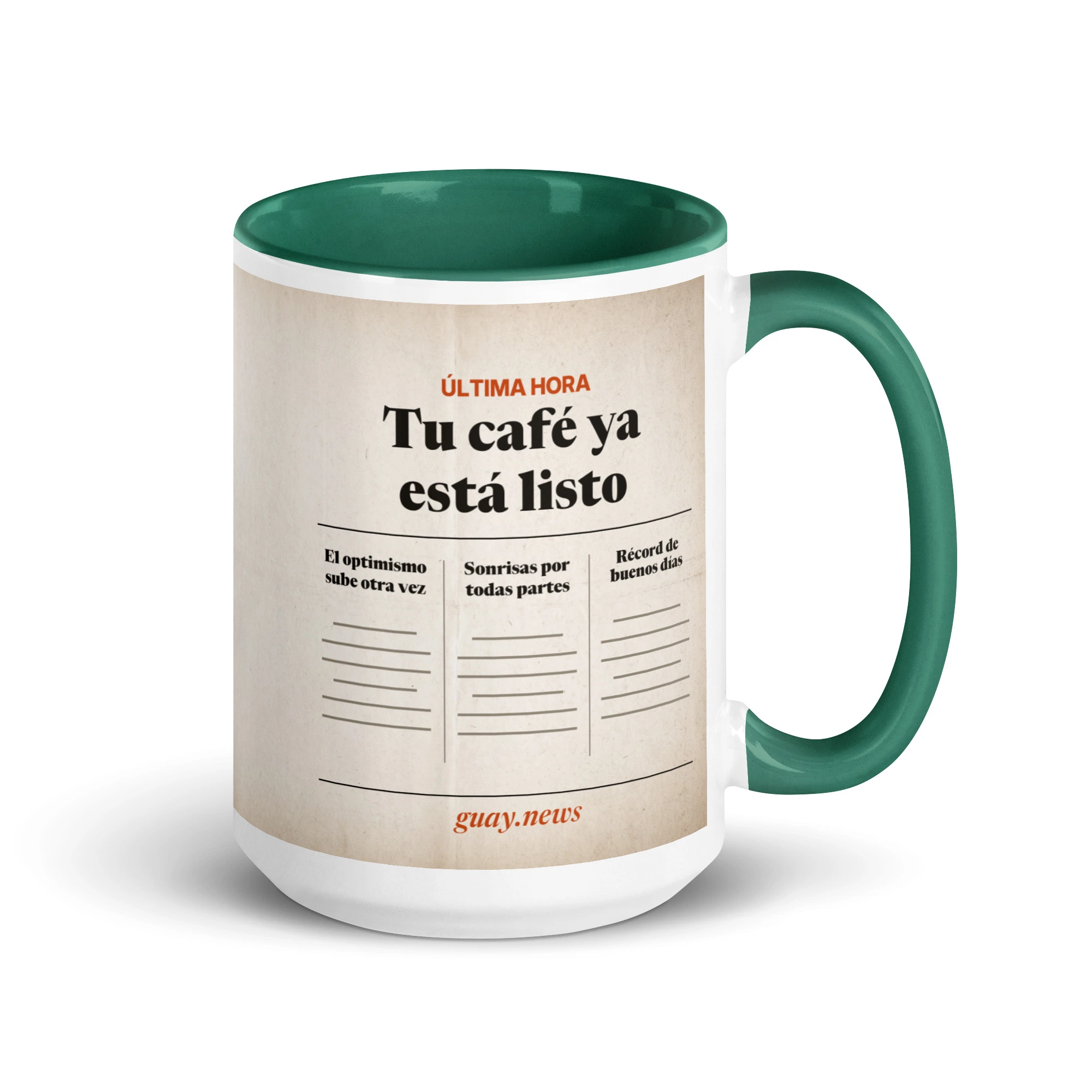 Taza periódico Edición Especial de GUAY.news de 15 oz (444 ml) con interior verde oscuro, lado de «Última hora: tu café ya está listo»