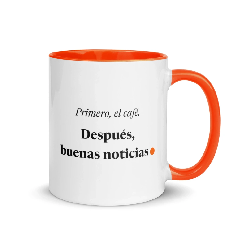 Taza GUAY.news «Primero, el café. Después, buenas noticias» de 11 oz (325 ml) con interior naranja, lado de la frase