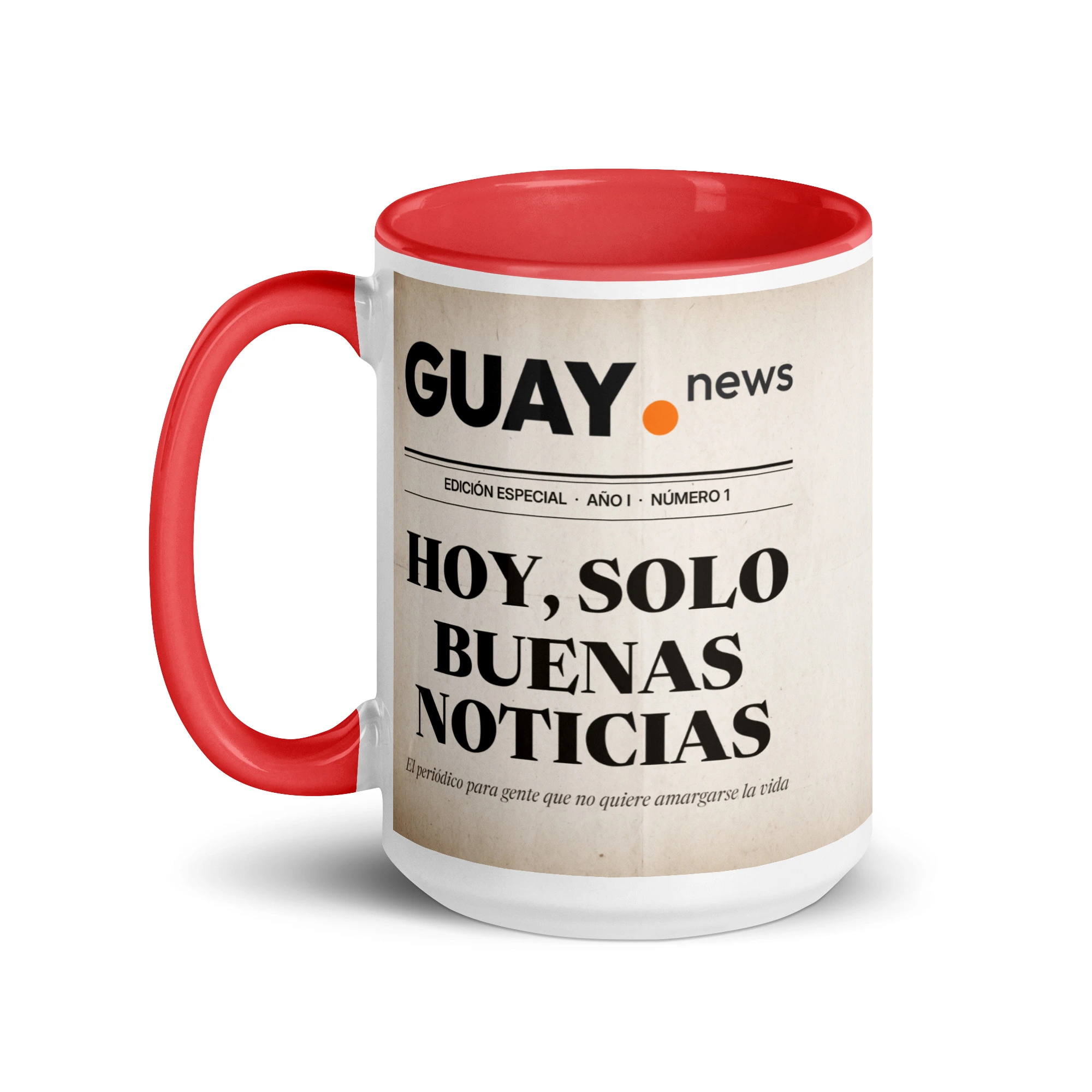 Taza periódico Edición Especial de GUAY.news de 15 oz (444 ml) con interior rojo, lado de la portada «Hoy, solo buenas noticias»